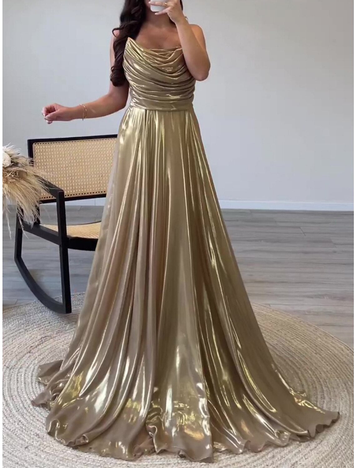 Abito da sera a trapezio, elegante, formale, con strascico a ruota, senza maniche, spalline sottili, in raso con pieghe e arricciature